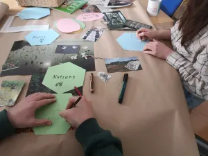 Workshop-Teilnehmende arbeiten an einer Moor-Vision © Pia Müller